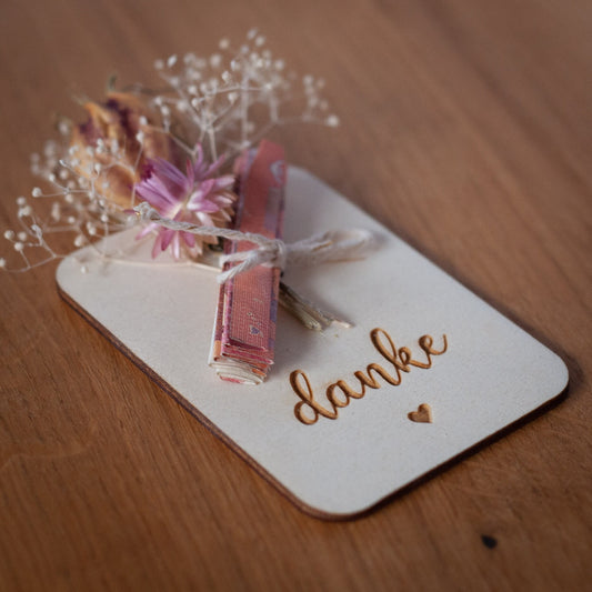 Geschenkkarte mit Wunschtext und Trockenblumen