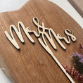Bild in Galerie-Betrachter laden, Cake Topper "Mr & Mrs", schlicht
