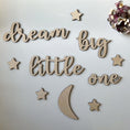 Bild in Galerie-Betrachter laden, Schriftzug "dream big little one"
